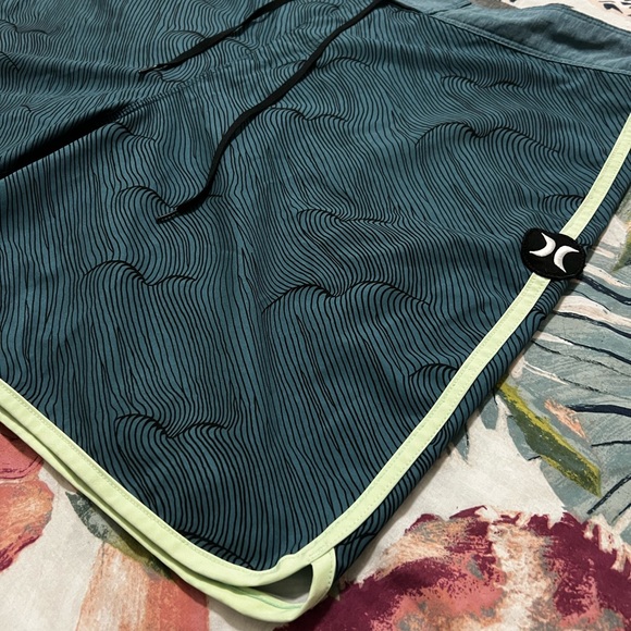 Men’s Hurley board shorts - Picture 2 of 4
